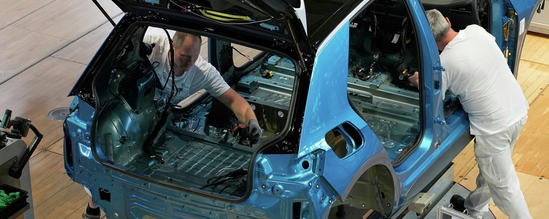 Employees of the German car manufacturer Volkswagen assemble an ID.3 electric car at the transparent factory in Dresden, Germany, Wednesday. Employees of the German car manufacturer Volkswagen assemble an ID.3 electric car at the transparent factory in Dresden, Germany, Wednesday. - Sputnik International, 1920, 14.12.2025