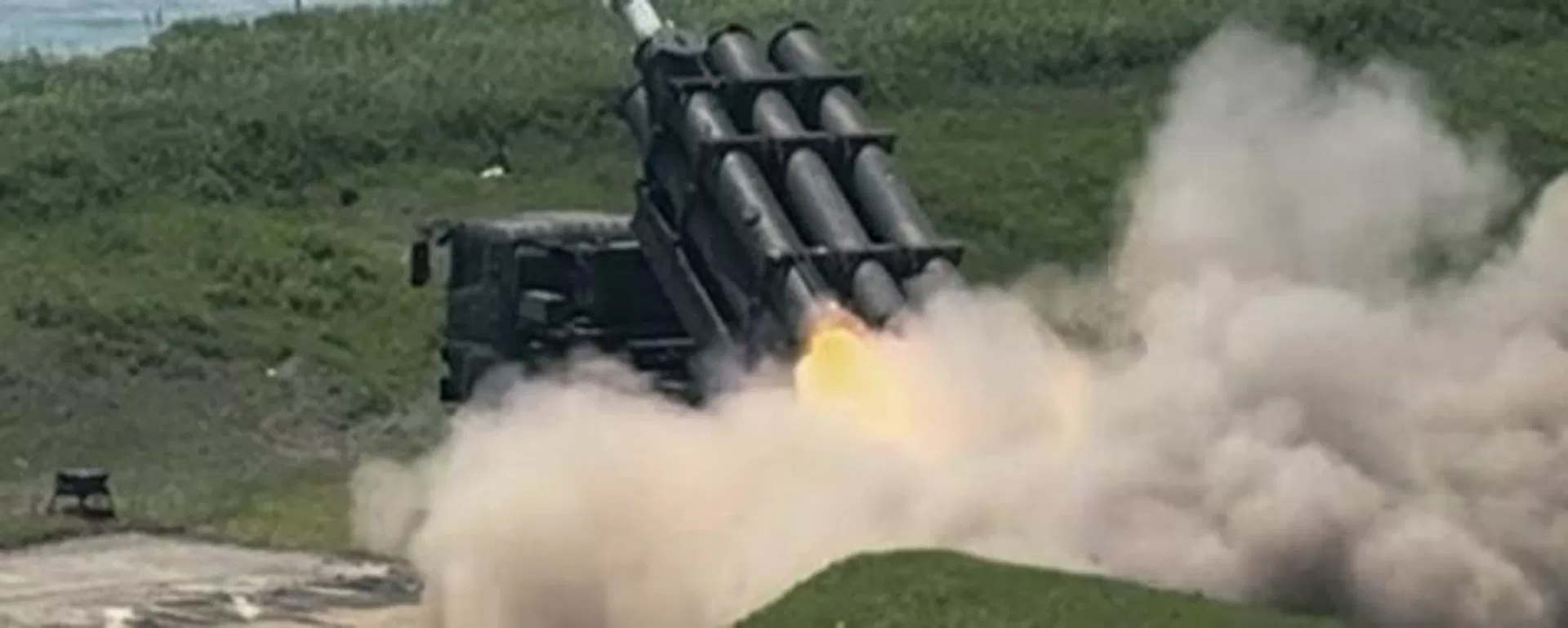 Japan's army test-fires a Type 88 surface-to-ship short-range missile at the Shizunai Anti-Air Firing Range on Japan's northern main island of Hokkaido in its first missile test on Japanese territory on June 24, 2025. - Sputnik International, 1920, 08.08.2026