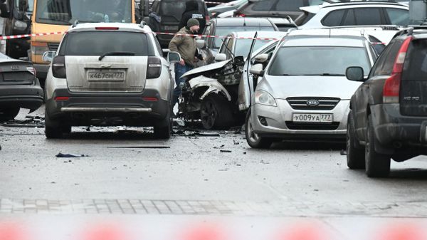 Emergency services are working at the scene of a Kia Sorento explosion in a parking lot on Yasenevaya Street in the Orekhovo-Borisovo district. An explosive device detonated underneath the vehicle. - Sputnik International