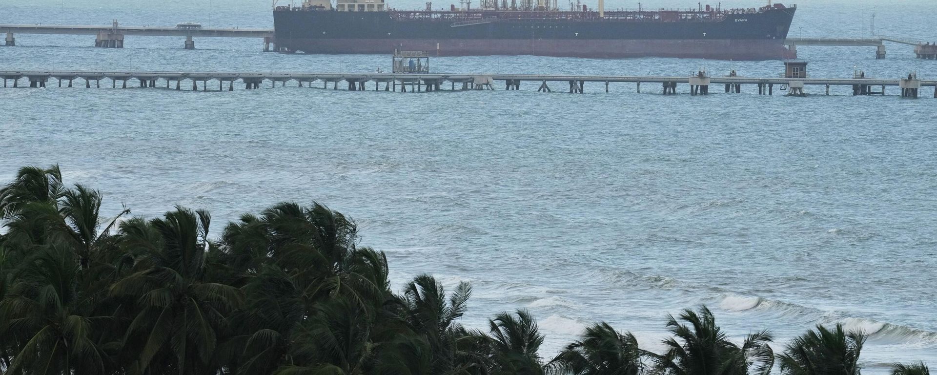 Evana, an oil tanker, is docked at El Palito port in Puerto Cabello, Venezuela, Sunday, Dec. 21, 2025. Evana, an oil tanker, is docked at El Palito port in Puerto Cabello, Venezuela, Sunday, Dec. 21, 2025. - Sputnik International, 1920, 26.12.2025
