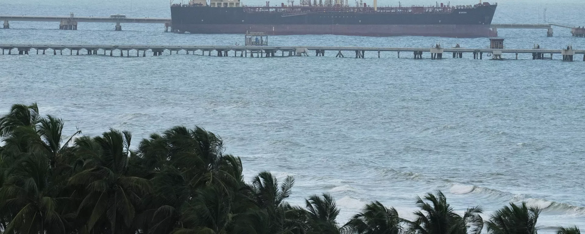 Evana, an oil tanker, is docked at El Palito port in Puerto Cabello, Venezuela, Sunday, Dec. 21, 2025. Evana, an oil tanker, is docked at El Palito port in Puerto Cabello, Venezuela, Sunday, Dec. 21, 2025. - Sputnik International, 1920, 15.10.2026