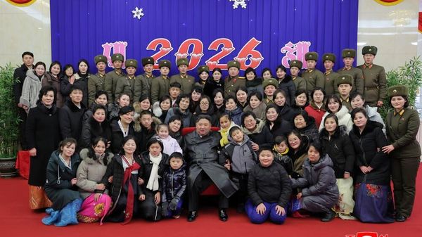 North Korean leader Kim Jong-un with families of Officers and Soldiers of Overseas Operations. - Sputnik International