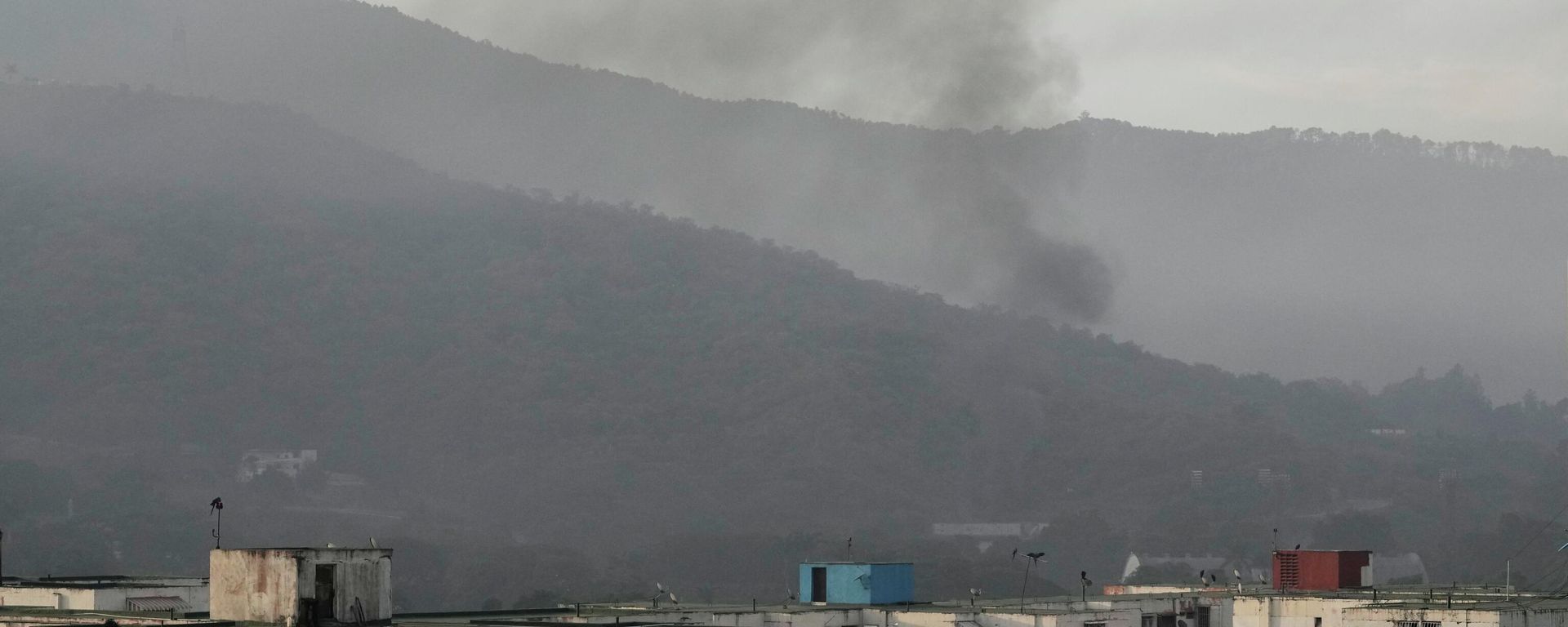 Smoke rises from Fort Tiuna, the main military garrison in Caracas, Venezuela, after multiple explosions were heard and aircraft swept through the area, Saturday, Jan. 3, 2026.  - Sputnik International, 1920, 04.01.2026