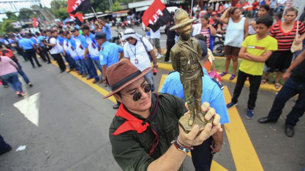 A supporter of the Sandinista National Liberation Front holds a statue representing founder Gen. Augusto Cesar Sandino A supporter of the Sandinista National Liberation Front holds a statue representing founder Gen. Augusto Cesar Sandino - Sputnik International
