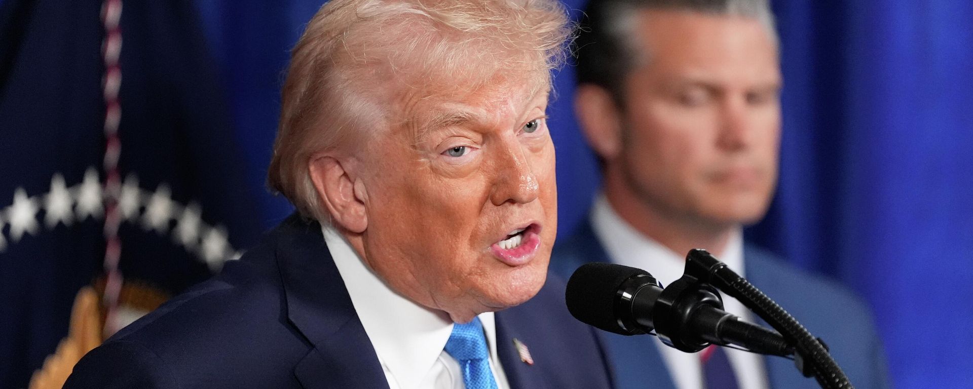 President Donald Trump speaks at his Mar-a-Lago club, Saturday, Jan. 3, 2026, in Palm Beach, Fla., as Defense Secretary Pete Hegseth listens - Sputnik International, 1920, 06.01.2026