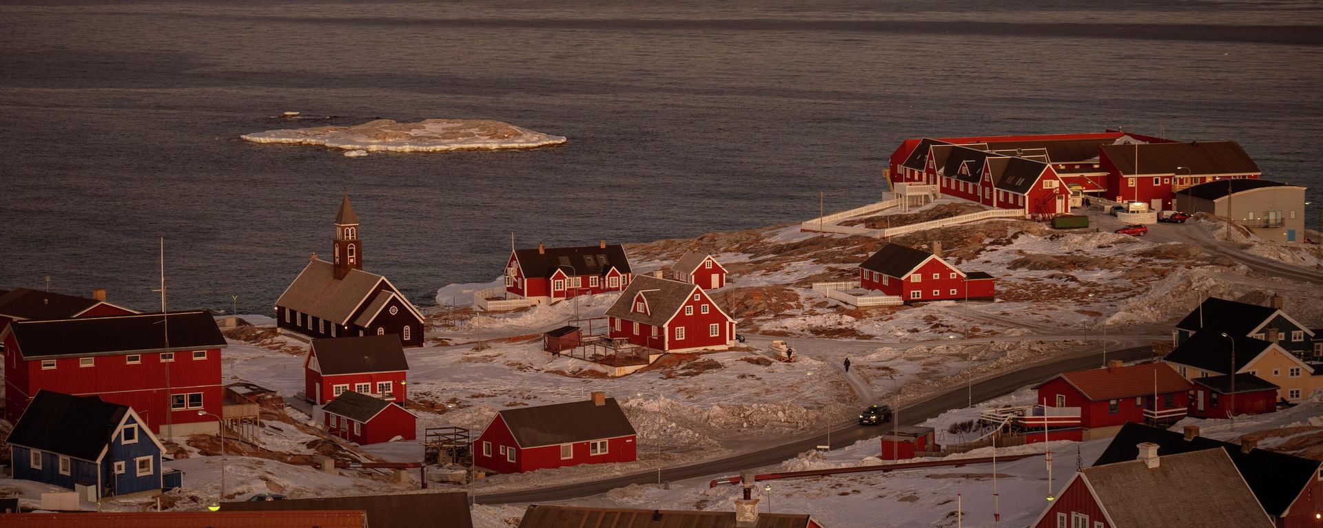 A large iceberg is photographed near the city of Ilulissat, Greenland, Wednesday Feb.19, 2025. - Sputnik International, 1920, 13.01.2026