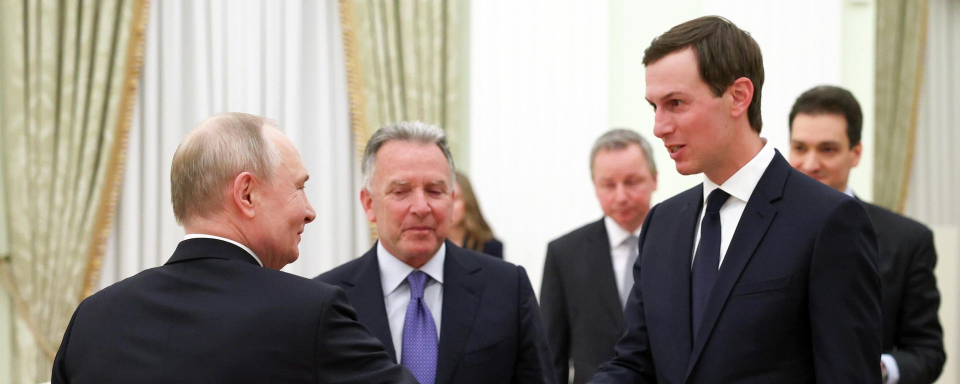 
Russian President Vladimir Putin shakes hands with US President Donald Trump’s son-in-law Jared Kushner during the Russia-US talks in Moscow on January 23, 2026. 
 - Sputnik International, 1920, 23.01.2026