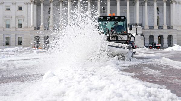 A worker clears at the Capitol after a snowstorm Monday, Jan. 26, 2026, in Washington - Sputnik International