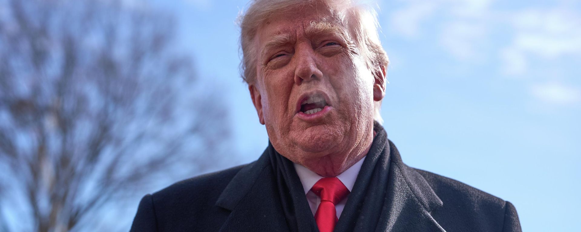 President Donald Trump speaks with reporters before boarding Marine One on South Lawn of the White House, Tuesday, Jan. 27, 2026, in Washington - Sputnik International, 1920, 17.02.2026