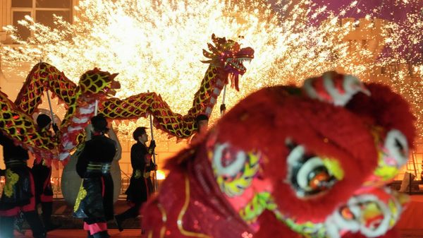 Fire dragon dancers perform under a shower of sparks from molten iron during a temple fair at the Shijingshan Amusement Park in Beijing on the third day of Lunar New Year, Friday, Jan. 31, 2025. (AP Photo/Aaron Favila) - Sputnik International