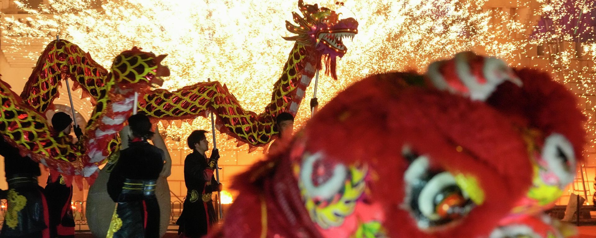 Fire dragon dancers perform under a shower of sparks from molten iron during a temple fair at the Shijingshan Amusement Park in Beijing on the third day of Lunar New Year, Friday, Jan. 31, 2025. (AP Photo/Aaron Favila) - Sputnik International, 1920, 03.02.2026