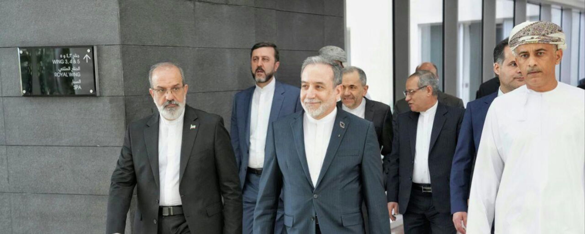 In this photo released by the Iranian Foreign Ministry, Iranian Foreign Minister Abbas Araghchi, center, heads to venue for talks between Iran and the U.S., in Muscat, Oman, Friday, Feb. 6, 2026.  - Sputnik International, 1920, 21.02.2026