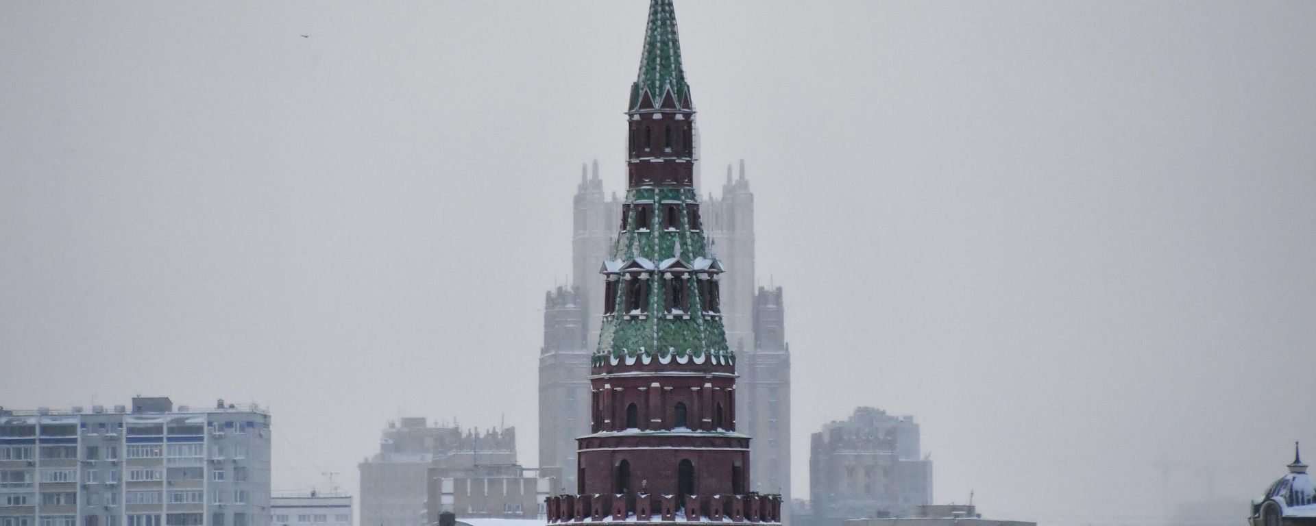 The Vodovzvodnaya Tower of the Moscow Kremlin. In the background is the high-rise building of the Russian Ministry of Foreign Affairs. - Sputnik International, 1920, 26.02.2026