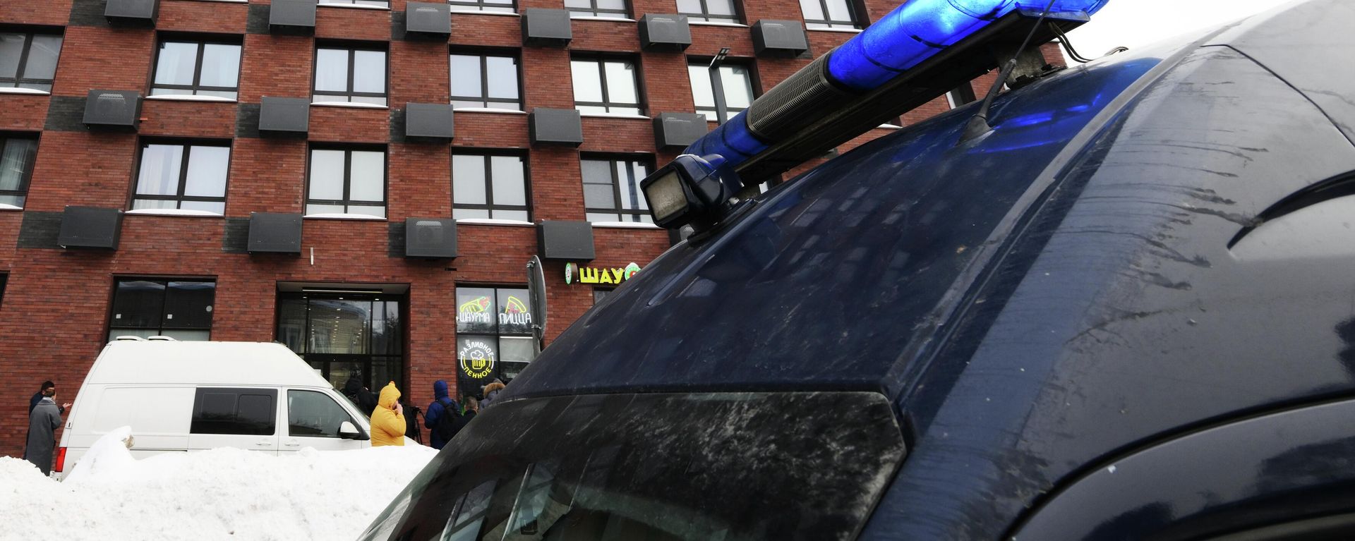 A vehicle belonging to the Investigative Committee of the Russian Federation at the home where the attempted murder of Russian Defense Ministry General Vladimir Alexeyev took place. - Sputnik International, 1920, 08.02.2026