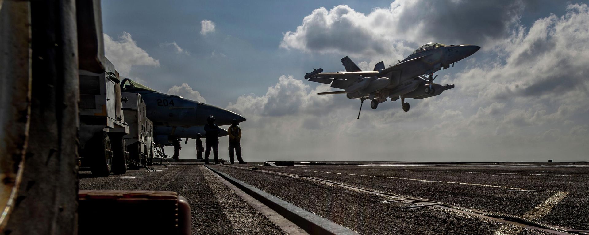 This handout image from the US Navy shows an EA-18G Growler landing on the flight deck of the Nimitz-class aircraft carrier USS Abraham Lincoln in the Indian Ocean on Jan. 23, 2026 - Sputnik International, 1920, 17.04.2026