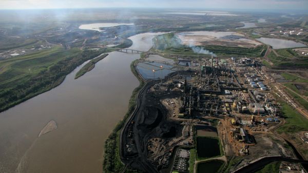 This June 25, 2008 photo shows an aerial view of Alberta's Athabasca river running through the oil sands developments in Canada - Sputnik International