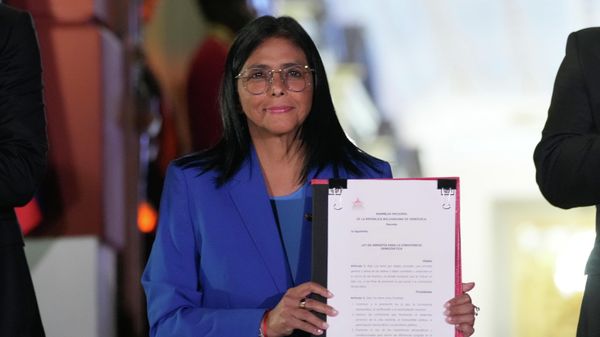 Delcy Rodriguez displays an amnesty bill approved by the National Assembly - Sputnik International