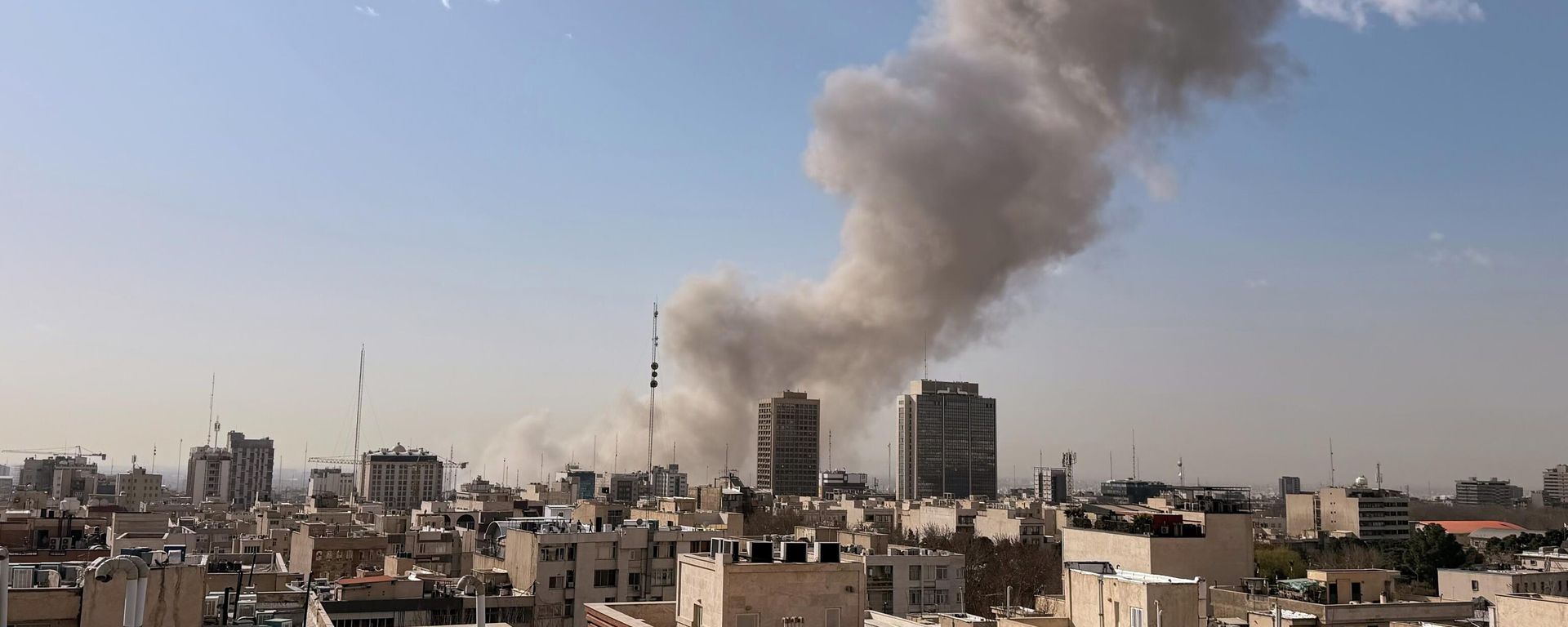 Smoke rises on the skyline after an explosion in Tehran, Iran, Saturday, Feb. 28, 2026.(AP Photo) - Sputnik International, 1920, 08.06.2026