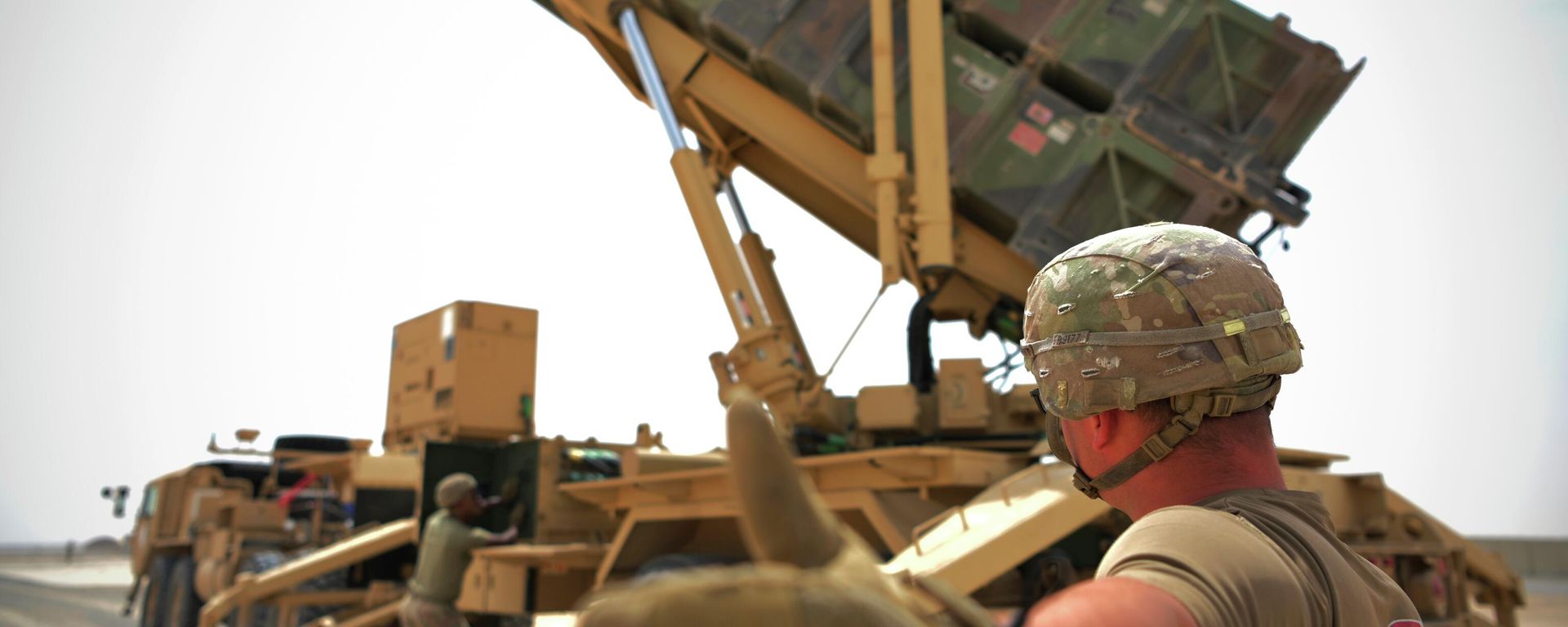 In this photo released by the U.S. Air Force, U.S. Army Spc. Scottlin Bartlett of the 5-52 Air Defense Artillery Battalion signals to a colleague while working near a Patriot missile battery at Al-Dhafra Air Base in Abu Dhabi, United Arab Emirates, May 5, 2021.  - Sputnik International, 1920, 30.07.2026