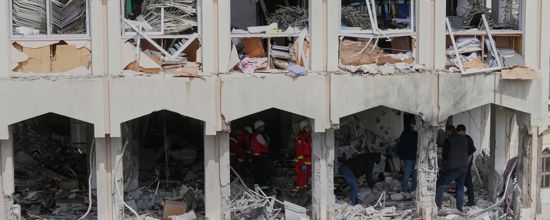 Security officers check the damage at a building struck by an Israeli airstrike in the southern port city of Sidon, Lebanon, Friday, March 6, 2026. (AP Photo/Mohammed Zaatari) - Sputnik International, 1920, 14.06.2026