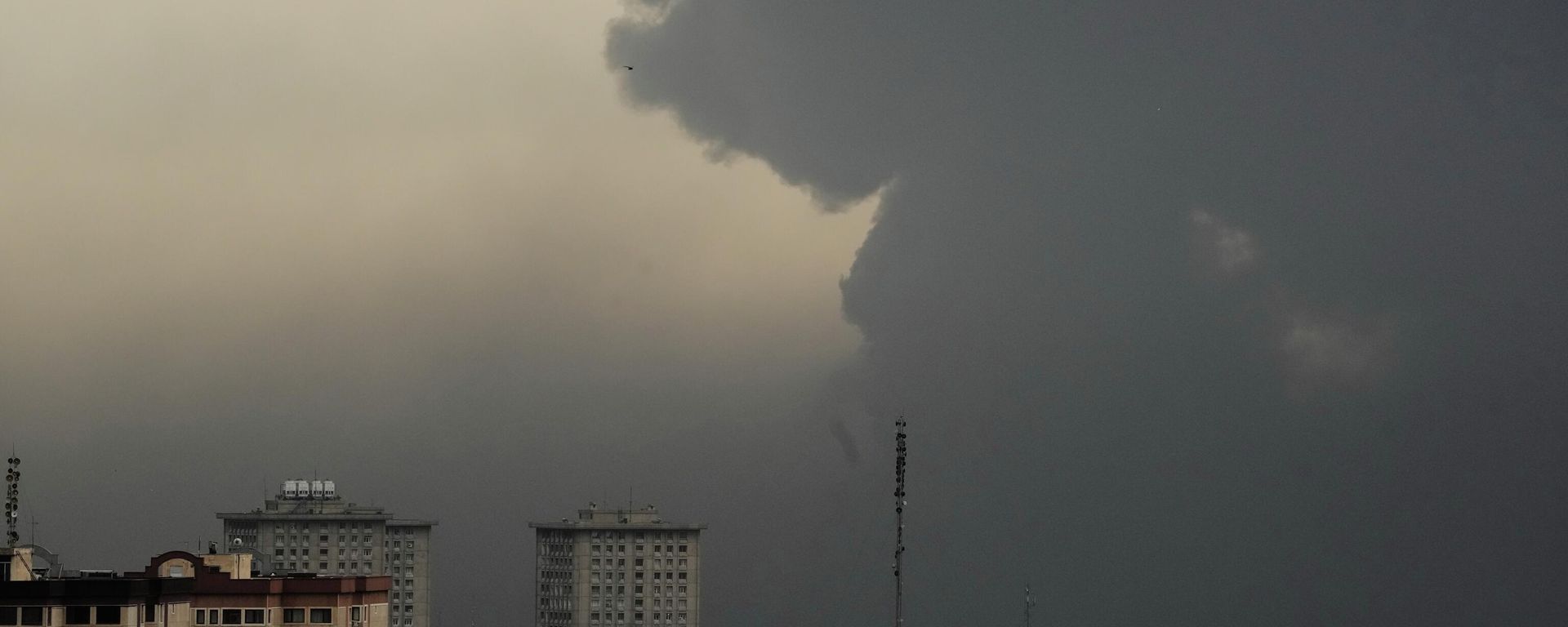 Thick plumes of smoke from a late Saturday US-Israeli strike on an oil facility still choke the cloudy sky over Tehran on Sunday, March 8, 2026, hours after the attack. (AP Photo/Vahid Salemi) - Sputnik International, 1920, 26.03.2026