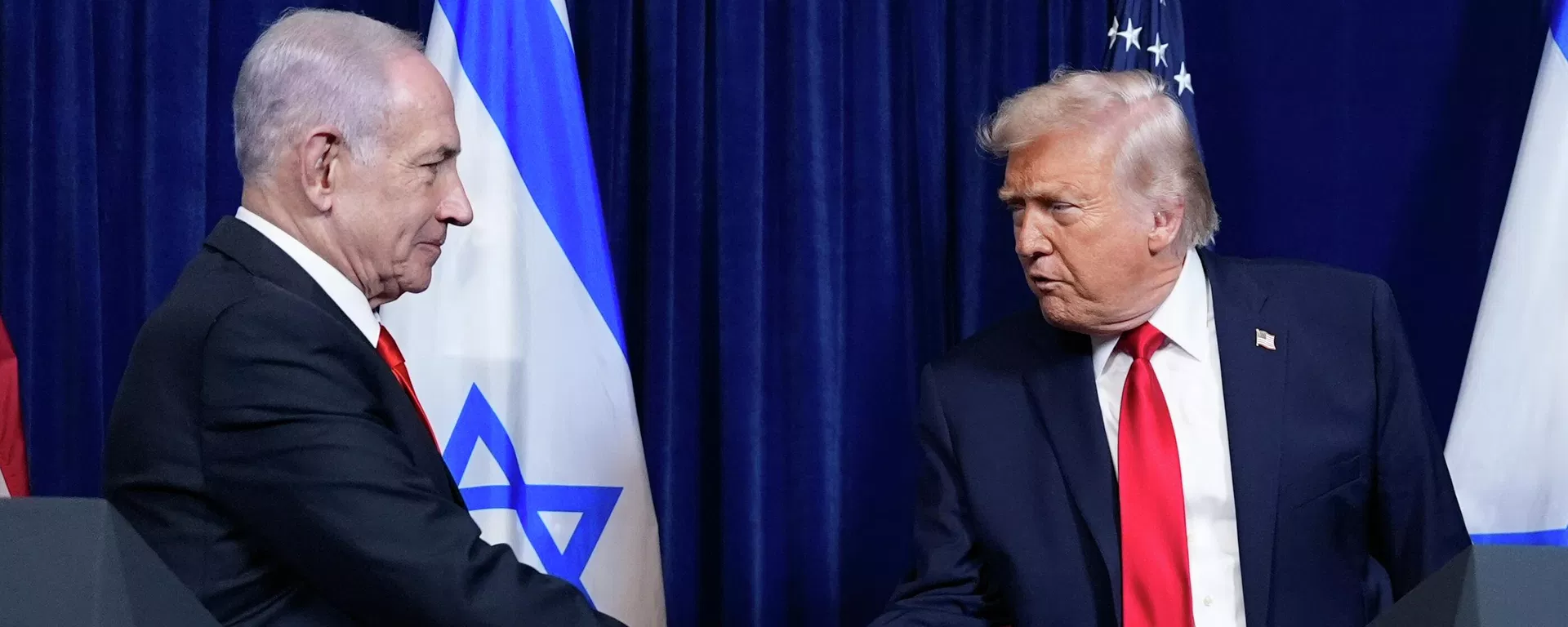President Donald Trump shakes hands with Israel's Prime Minister Benjamin Netanyahu at the end of a news conference at Mar-a-Lago, Monday, Dec. 29, 2025, in Palm Beach, Fla - Sputnik International, 1920, 20.10.2026