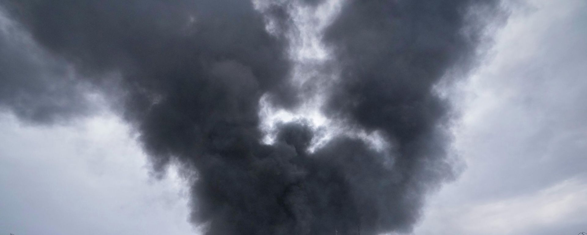 A thick plume of smoke rises from an oil storage facility hit by a U.S.-Israeli strike late Saturday in Tehran, Iran, March 8, 2026.  - Sputnik International, 1920, 09.04.2026