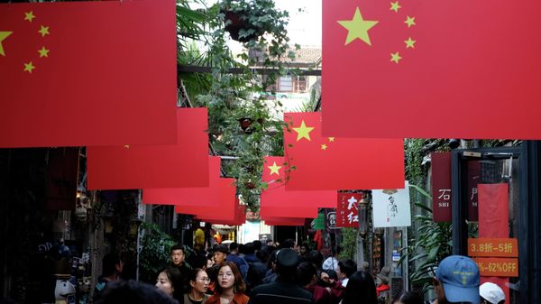 People in a pedestrian street in Shanghai. - Sputnik International