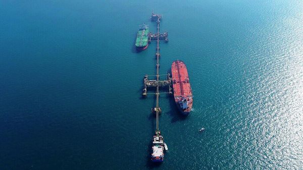 Oil tankers load crude oil at Iraq's Al-Basra Offshore Terminal in Basra, Iraq - Sputnik International