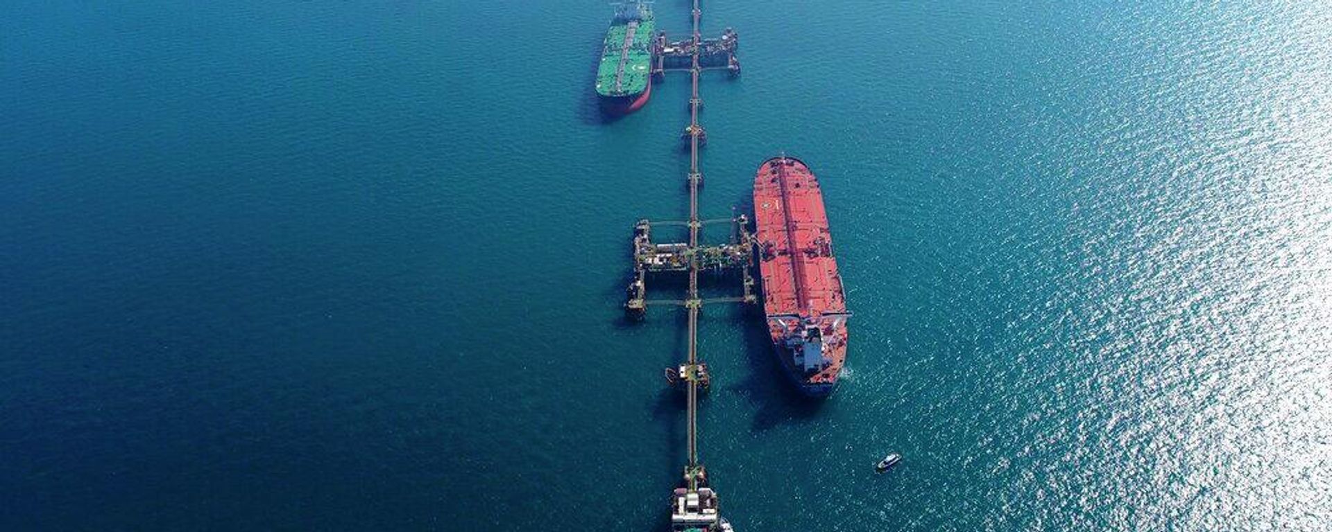 Oil tankers load crude oil at Iraq's Al-Basra Offshore Terminal in Basra, Iraq - Sputnik International, 1920, 03.05.2026