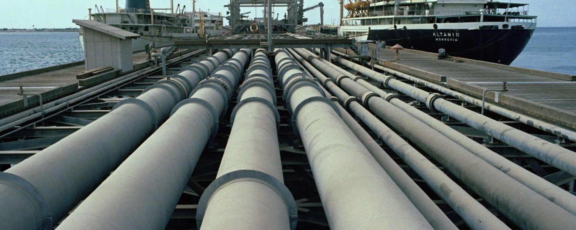A view of the pipes and a tanker on Kharg jetty in Iran, seen July 1971.   - Sputnik International, 1920, 15.03.2026