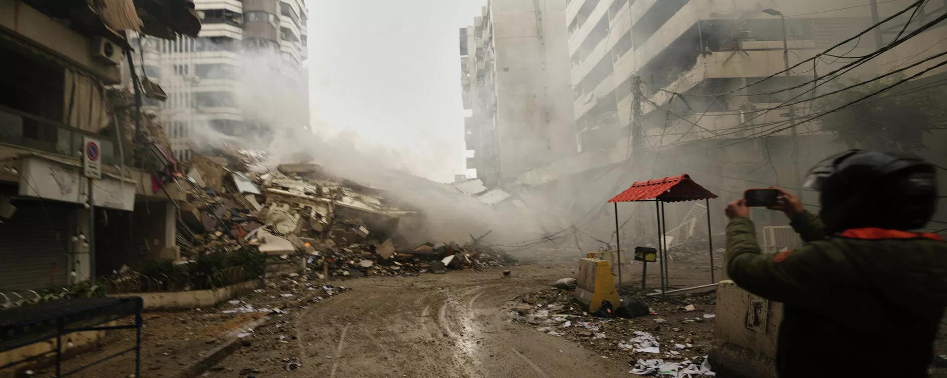 A man photographs the rubble of buildings destroyed in an Israeli airstrike in Dahiyeh, Beirut's southern suburbs, Lebanon, Sunday, March 15, 2026. (AP Photo/Hassan Ammar) - Sputnik International, 1920, 15.10.2026