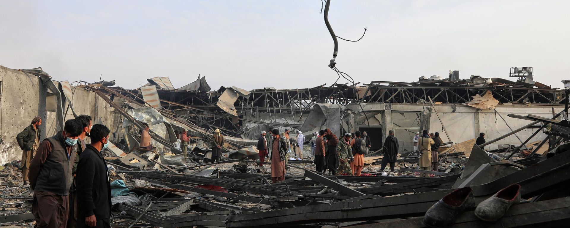 Residents and volunteers inspect the site of a late-Monday airstrike at a drug rehabilitation hospital in Kabul, Afghanistan, Tuesday, March 17, 2026.  - Sputnik International, 1920, 17.03.2026