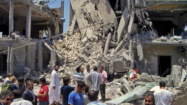 In a June 19, 2011, file photo made on a government-organized tour, members of the media and others examine the remains of a damaged residential building in Tripoli, Libya. - Sputnik International
