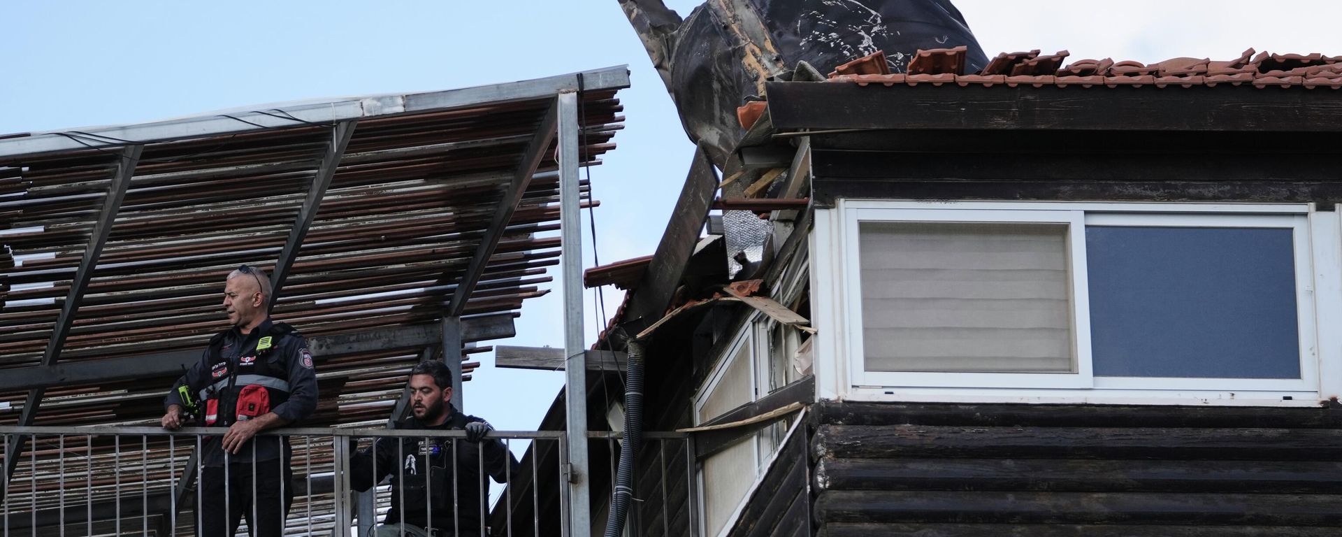 Israeli security forces inspect a house in east Jerusalem where a fragment of an Iranian missile crashed onto the rooftop, Monday, March 16, 2026.  - Sputnik International, 1920, 20.03.2026