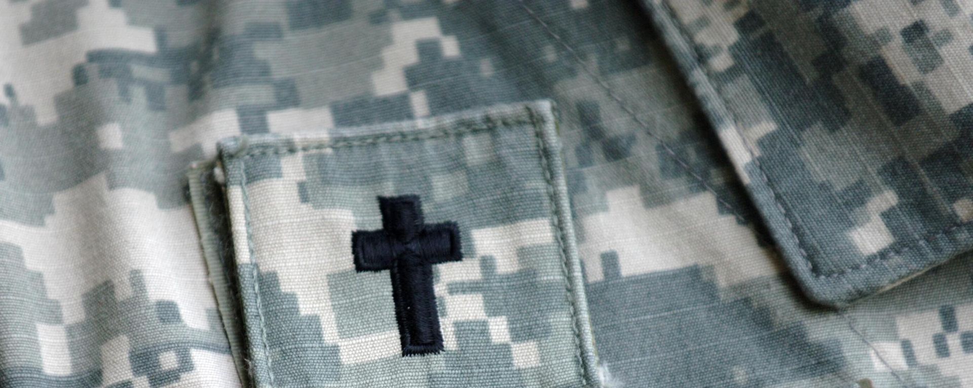 US Army chaplain Lt. Col. Irvine Bryer wears a cross above his name on his uniform while at a training seminar, March 4, 2008 in Hilton Head Island, SC.  - Sputnik International, 1920, 04.04.2026
