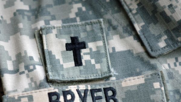 US Army chaplain Lt. Col. Irvine Bryer wears a cross above his name on his uniform while at a training seminar, March 4, 2008 in Hilton Head Island, SC.  - Sputnik International