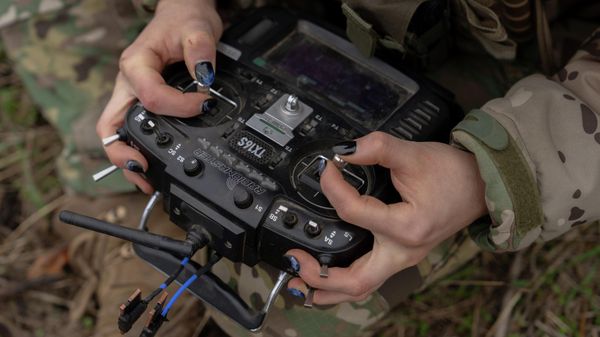 A Ukrainian FPV drone operator during a demonstration for The Associated Press, Nov. 5, 2025, in Ukraine. (AP Photo/Julia Demaree Nikhinson). - Sputnik International