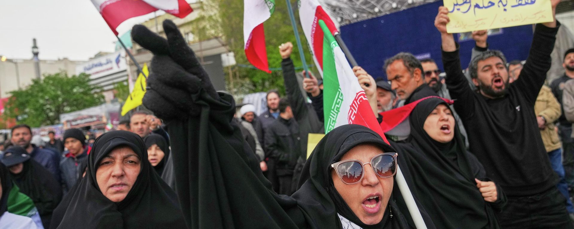 Iranians chant slogans after the announcement of a two-week ceasefire with the United States and Israel in Tehran, Iran, Wednesday, April 8, 2026. (AP Photo/Francisco Seco) - Sputnik International, 1920, 08.06.2026