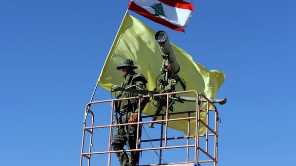 A Hezbollah fighter stands at a watchtower in Wadi al-Kheil or al-Kheil Valley in the Lebanon-Syria border, Saturday, July 29, 2017 - Sputnik International