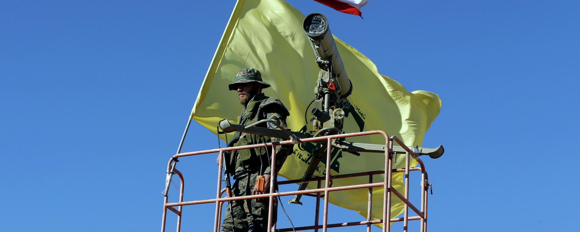 A Hezbollah fighter stands at a watchtower in Wadi al-Kheil or al-Kheil Valley in the Lebanon-Syria border, Saturday, July 29, 2017 - Sputnik International, 1920, 22.07.2026