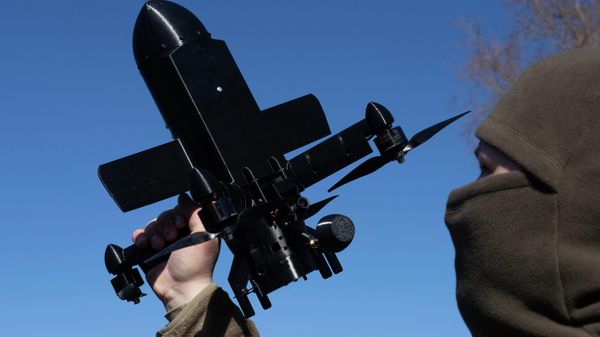 An instructor from the Ukrainian company General Cherry demonstrates the operation of an anti-air interceptor drone. - Sputnik International