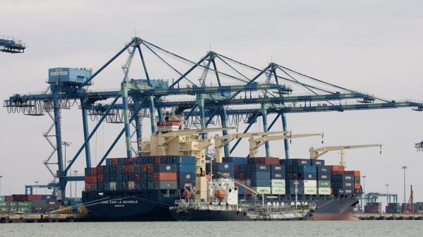 A container ship docks at west port along Malacca Strait in Malaysia, Tuesday March 28, 2006.  - Sputnik International