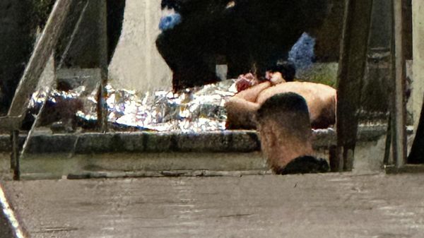 Members of law enforcement control shooting suspect Cole Tomas Allen during the White House Correspondents Dinner, Saturday, April 25, 2026, in Washington - Sputnik International