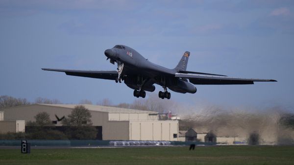 A US B1 Lancer bomber takes off from RAF Fairford, England, Thursday, March 26, 2026. - Sputnik International