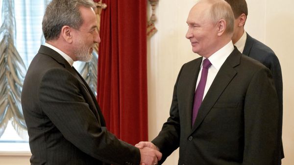 Russian President Vladimir Putin and Iranian Foreign Minister Abbas Araghchi, Special Representative of the President of Iran - Sputnik International