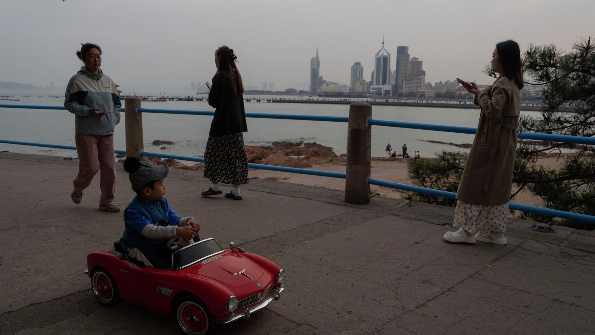 A child drives a toy car along the coast line of Qingdao in eastern China's Shandong province on Monday, April 22, 2024. A child drives a toy car along the coast line of Qingdao in eastern China's Shandong province on Monday, April 22, 2024. - Sputnik International, 1920, 28.04.2026