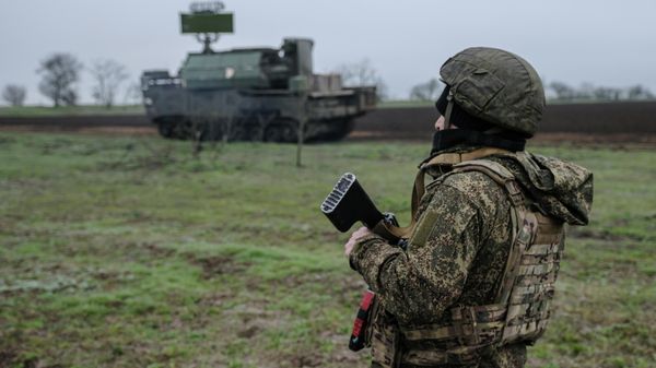 A Russian serviceman of the Dnepr Group of Forces serving a Tor-M2 surface-to-air missile system at a combat position in the Zaporozhye sector of the front line amid Russia's military operation in Ukraine. - Sputnik International