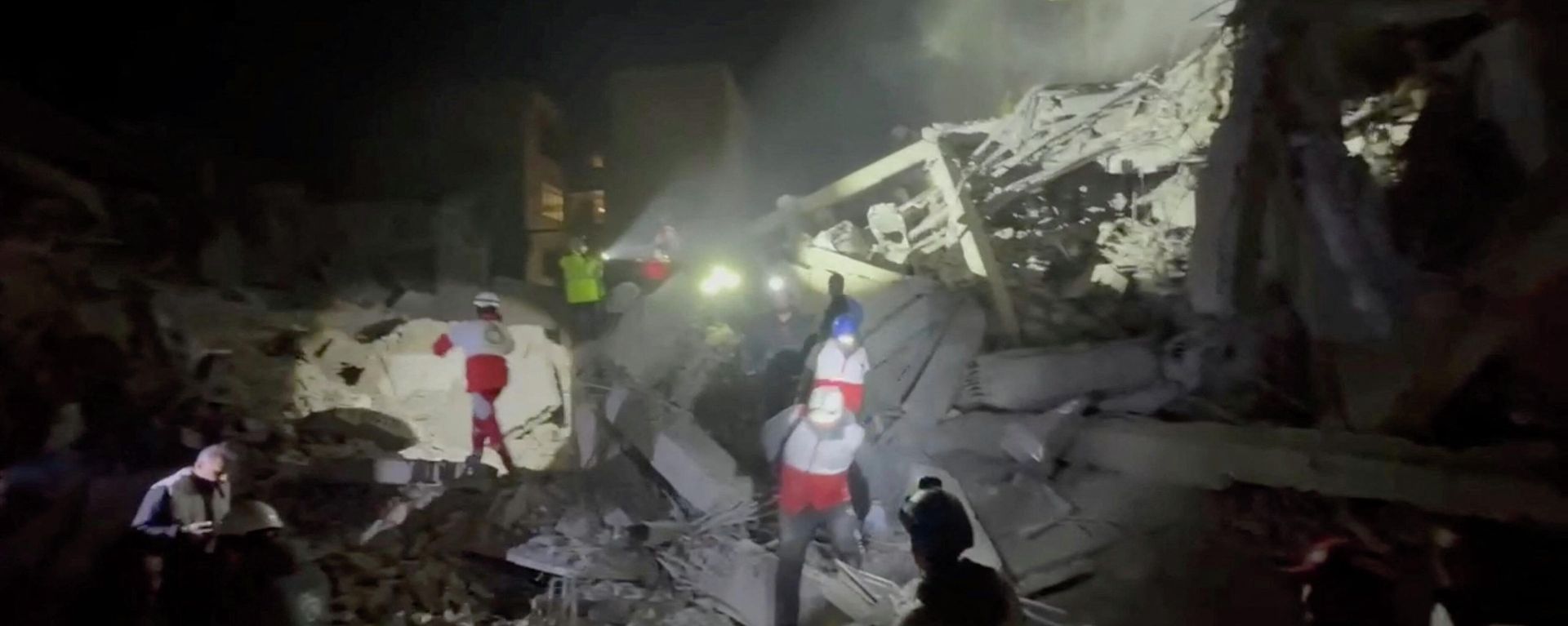 Emergency personnel and other people gather at the site of a damaged synagogue, following what Iran’s semi-official Mehr news agency said was a U.S.-Israeli projectile, amid the U.S.-Israeli conflict with Iran, in Tehran, Iran, in this screen grab taken from a handout video released on April 7, 2026. I - Sputnik International, 1920, 01.05.2026