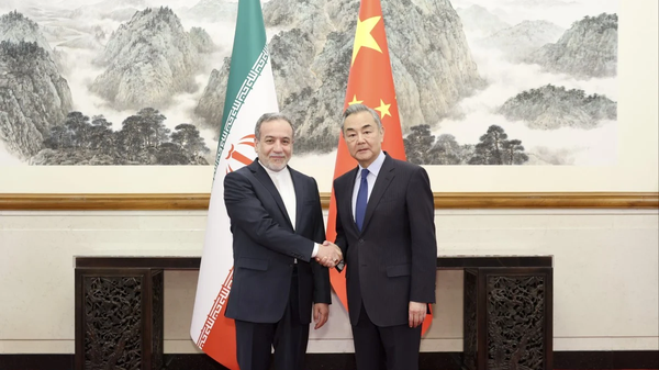 Chinese Foreign Minister Wang Yi (right) with Iranian counterpart Abbas Araghchi in Beijing in April 2025 - Sputnik International